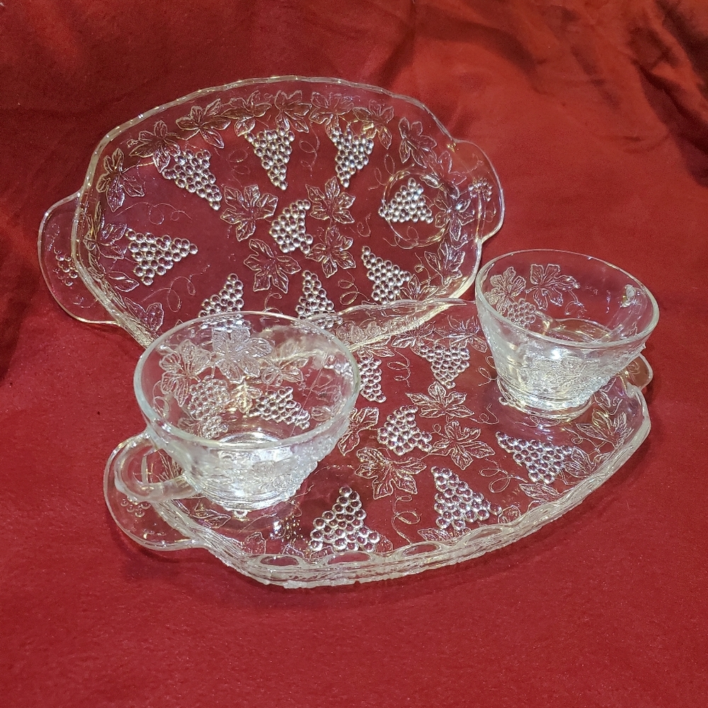 Set of 2 Vintage Anchor Hocking Grape Vine Snack Plates & Punch Cups - Picture 2 of 2